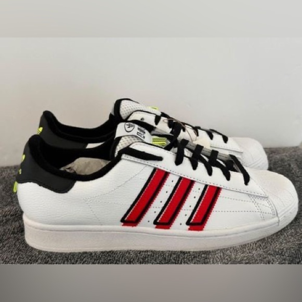 Adidas Super Star Shoes White/Red stripes
Men 10.5/Women’s 12.5